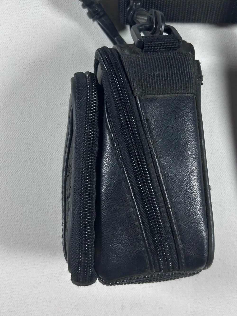 Sony Cyber-shot DSC P30 Digital Camera Carry Case Black w/ Strap Zipper - OEM